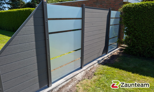 Glas Sichtschutz mit vierkant Aluminium-Nutpfosten einbetoniert wurde in Varel von Zaunteam Friesische-Wehde, Zetel im Jahr 2024 erstellt.