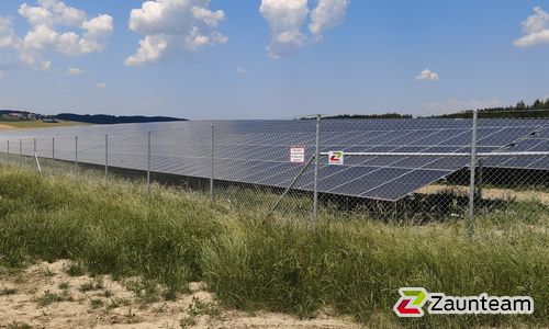 Diagonalgeflecht verzinkt mit Rohrpfosten verzinkt einbetoniert wurde in Eppishausen von Zaunteam Ammersee, Hofstetten im Jahr 2026 erstellt.