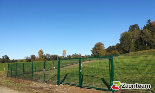 Doppelstabmatten schwer feuerverzinkt und grün beschichtet mit Pfosten 60 x 40 mit Abdeckleisten einbetoniert wurde in Weiler-Simmerberg von Zaunteam Allgäu, Bad Hindelang - Unterjoch im Jahr 2019 erstellt.
