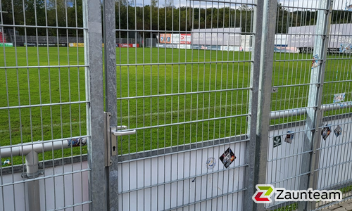 Doppelstabmatten schwer verzinkt mit Pfosten 40x60 verzinkt mit Abdeckleisten einbetoniert wurde in Göppingen von Zaunteam Fenzhöfe Oberwälden, Oberwälden im Jahr 2024 erstellt.
