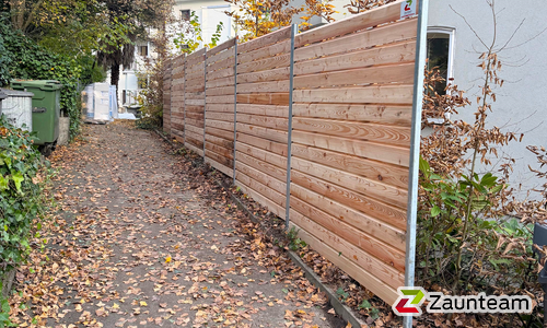 Sichtschutz aus Bohlen mit Zwischenraum mit U-Stahl Profil Pfosten wurde in Zumikon von Zaunteam Zürich Oberland, Gutenswil im Jahr 2025 erstellt.