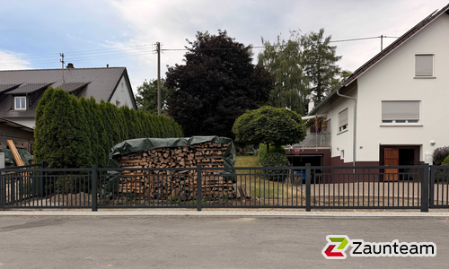 Décor Stab Aluzaun einbetoniert wurde in Bad Buchau von Zaunteam Oberschwaben, Obermarchtal im Jahr 2026 erstellt.
