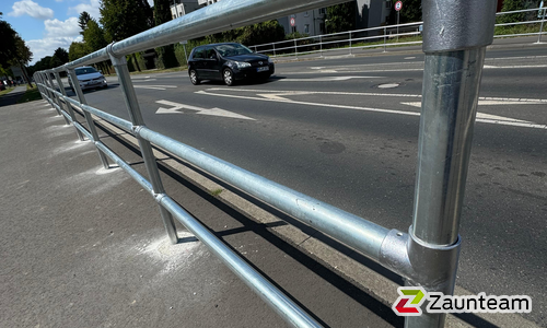 Rohrzaun verzinkt einbetoniert wurde in Wiehl von Zaunteam Südwestfalen, Wiehl im Jahr 2025 erstellt.