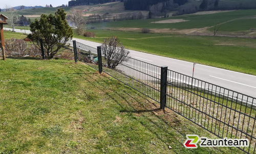 Doppelstabmatten schwer feuerverzinkt und anthrazit beschichtet mit Pfosten 60 x 40 mit Abdeckleisten einbetoniert wurde in Balzhofen-Simmerberg von Zaunteam Allgäu, Bad Hindelang - Unterjoch im Jahr 2020 erstellt.