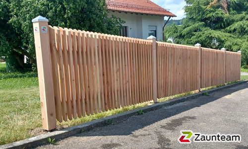 Lärchenzaun gerade mit Lärchenvierkantpfosten 90x90 wurde in Stockach von Zaunteam Obere Donau-Bodensee, Sauldorf-Krumbach im Jahr 2024 erstellt.