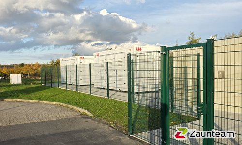 Doppelstabmatten schwer feuerverzinkt und grün beschichtet mit Pfosten 60 x 40 mit Abdeckleisten einbetoniert wurde in Bielefeld von Zaunteam Teutoburger Land, Steinhagen im Jahr 2025 erstellt.