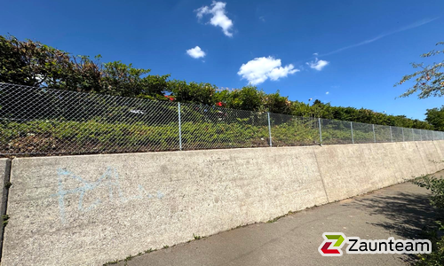 Diagonalgeflecht verzinkt mit Rohrpfosten verzinkt mit Fussplatte (CH) wurde in Oberengstringen von Zaunteam Zürich, Dietikon im Jahr 2026 erstellt.