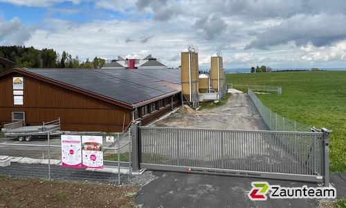 Knotengitter Torus, engmaschig mit Rohrpfosten verzinkt einbetoniert wurde in Wittenbach von Zaunteam Appenzellerland, Wasserauen im Jahr 2025 erstellt.