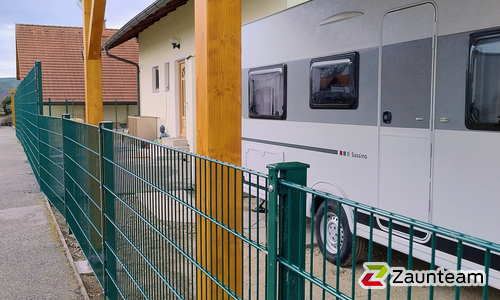 Doppelstabmatten schwer feuerverzinkt und grün beschichtet mit Pfosten 60 x 40 mit Abdeckleisten einbetoniert wurde in Peisching von Zaunteam Schneebergland, Gloggnitz im Jahr 2025 erstellt.