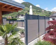  WPC Sichtschutz Discrétion / mit Fussplatte wurde in St-Léonard  von Zaunteam Wallis, Niedergesteln im Jahr 2023 erstellt.
