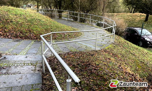 Edelstahl Handlauf geneigt einbetoniert wurde in Winnenden von Zaunteam Fenzhöfe Oberwälden, Oberwälden im Jahr 2024 erstellt.