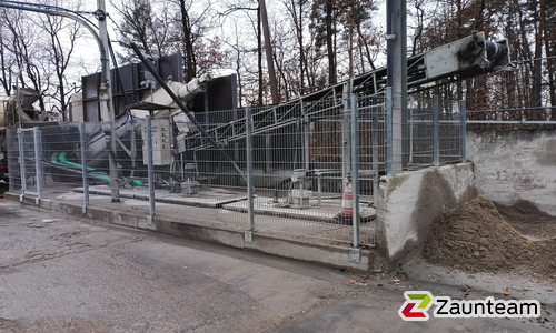 Doppelstabmatten schwer verzinkt mit Pfosten 40x60 verzinkt mit Abdeckleisten mit Fussplatte wurde in Wendelstein von Zaunteam Nürnberg, Rohr-Gustenfelden im Jahr 2025 erstellt.