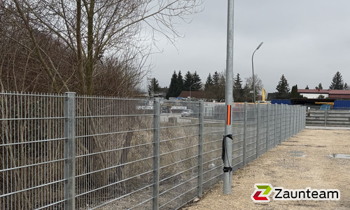 Doppelstabmatten schwer verzinkt mit Pfosten 40x60 verzinkt mit Abdeckleisten einbetoniert wurde in Augsburg von Zaunteam Schwaben-Nord, Todtenweis im Jahr 2024 erstellt.