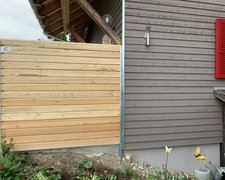 Sichtschutz aus Bohlen geschlossen mit U-Stahl Profil Pfosten wurde in Appenzell von Zaunteam Appenzellerland, Wasserauen im Jahr 2019 erstellt.