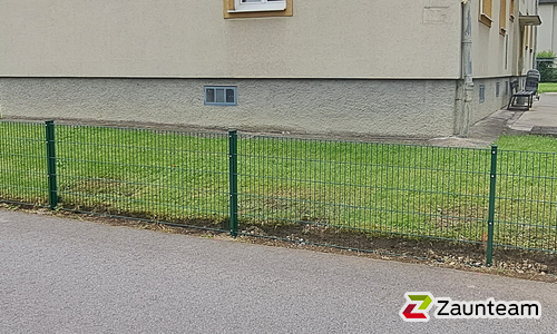 Doppelstabmatten leicht feuerverzinkt und grün beschichtet mit Pfosten Vario einbetoniert wurde in Gloggnitz von Zaunteam Schneebergland, Gloggnitz im Jahr 2023 erstellt.