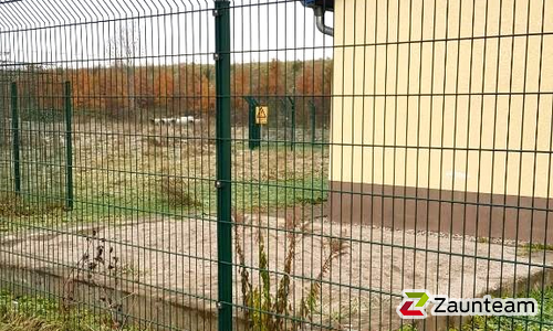 Doppelstabmatten leicht vorverzinkt und grün beschichtet mit Pfosten Vario einbetoniert wurde in Leipzig von Zaunteam Leipzig, Leipzig im Jahr 2023 erstellt.