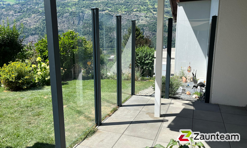 Glas Sichtschutz mit vierkant Aluminium-Nutpfosten einbetoniert wurde in Glis von Zaunteam Wallis, Niedergesteln im Jahr 2022 erstellt.