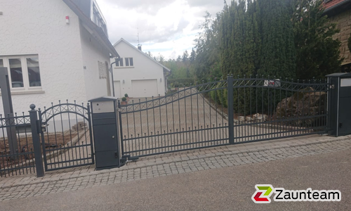 Klassikzauntor 2-flüglig wurde in Tiefenbronn von Zaunteam Pforzheim, Neuhausen im Jahr 2021 erstellt.