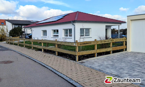 Ranchzaun (ungesäumte Bretter) mit Tannenpfosten zylindrisch grün wurde in Michelbach von Zaunteam Schwäbisch Hall, Schwäbisch Hall im Jahr 2025 erstellt.