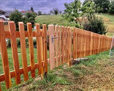 Lärchenzaun gerade mit Lärchenvierkantpfosten 90x90 wurde in Hochwald von Zaunteam Nordwest, Niederdorf im Jahr 2025 erstellt.