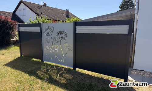 Alu Varioprofil glatt mit Aluminiumpfosten vierkant 85 x 85 mm einbetoniert wurde in Ehingen von Zaunteam Oberschwaben, Obermarchtal im Jahr 2026 erstellt.