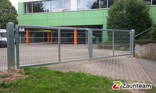 Doppelstabmattentor 2-flüglig wurde in Bietigheim-Bissingen von Zaunteam Neckar-Enz, Sachsenheim im Jahr 2015 erstellt.
