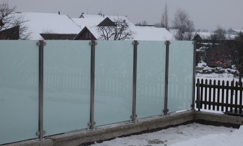 Glas Sichtschutz mit vierkant Edelstahlpfosten einbetoniert (CH) wurde in Zünikon von Zaunteam Thurgau AG, Felben im Jahr 2013 erstellt.