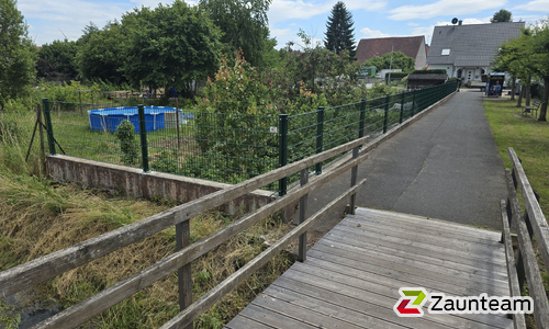 Doppelstabmatten schwer vorverzinkt und grün beschichtet mit Pfosten 40x60 mit Abdeckleisten mit Fussplatte wurde in Essleben von Zaunteam Main-Rhön, Euerdorf im Jahr 2026 erstellt.