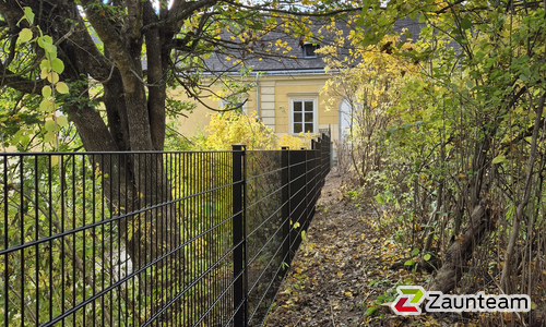 Doppelstabmatten schwer vorverzinkt und anthrazit beschichtet mit Pfosten 60 x 40 mit Abdeckleisten einbetoniert wurde in Bad Großpertholz von Zaunteam Unteres-Mühlviertel, Bad Zell im Jahr 2025 erstellt.