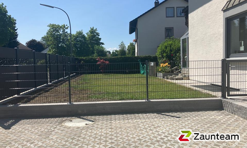 Doppelstabmatten schwer feuerverzinkt und anthrazit beschichtet mit Pfosten 60 x 40 mit Abdeckleistenmit Fussplatte wurde in Marktoberdorf von Zaunteam Allgäu, Bad Hindelang - Unterjoch im Jahr 2023 erstellt.