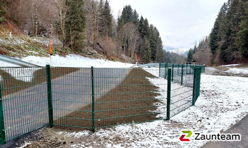 Doppelstabmatten schwer vorverzinkt und grün beschichtet mit Pfosten 60 x 40 mit Abdeckleisten einbetoniert wurde in Arriach von Zaunteam Kärnten-Mitte, Arnoldstein im Jahr 2025 erstellt.