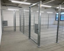 Doppelstabmatten schwer verzinkt mit Pfosten 40x60 verzinkt mit Abdeckleisten mit Fussplatte wurde in Winterthur von Zaunteam Neftenbach, Neftenbach im Jahr 2025 erstellt.