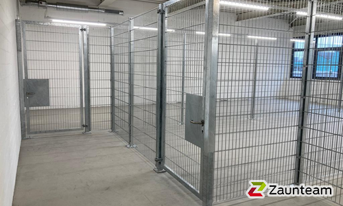 Doppelstabmatten schwer verzinkt mit Pfosten 40x60 verzinkt mit Abdeckleisten mit Fussplatte wurde in Winterthur von Zaunteam Neftenbach, Neftenbach im Jahr 2025 erstellt.