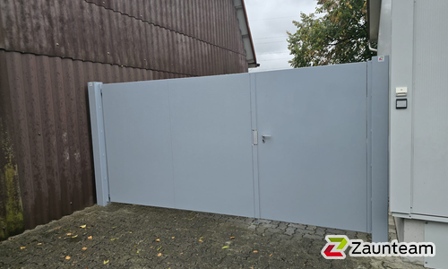 Aluminium Sichtschutztor 2-flüglig wurde in Lommis von Zaunteam Thurgau, Felben im Jahr 2026 erstellt.