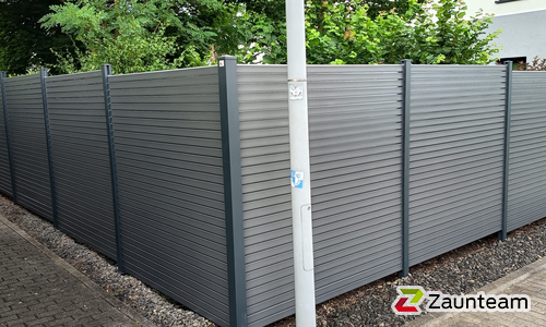 System Alu Sichtschutz, Rhombus mit Alupfosten einbetoniert wurde in Wiesenburg/ Mark von Zaunteam Fläming, Coswig im Jahr 2025 erstellt.