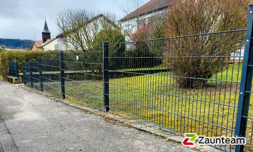 Doppelstabmatten schwer feuerverzinkt und anthrazit beschichtet mit Pfosten 60 x 40 mit Abdeckleisten einbetoniert wurde in Gaildorf von Zaunteam Schwäbisch Hall, Schwäbisch Hall im Jahr 2026 erstellt.