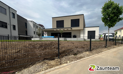 Doppelstabmatten schwer vorverzinkt und anthrazit beschichtet mit Pfosten 60 x 40 mit Abdeckleisten einbetoniert wurde in Bad Schussenried von Zaunteam Oberschwaben, Obermarchtal im Jahr 2025 erstellt.
