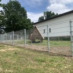 Doppelstabmatten leicht verzinkt mit Pfosten 40x60 verzinkt mit Bügel einbetoniert wurde in Haßleben von Zaunteam Bernau, Bernau im Jahr 2026 erstellt.