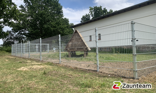 Doppelstabmatten leicht verzinkt mit Pfosten 40x60 verzinkt mit Bügel einbetoniert wurde in Haßleben von Zaunteam Bernau, Bernau im Jahr 2026 erstellt.