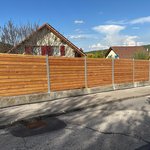 Sichtschutz aus Bohlen mit U-Stahl Profil Pfosten wurde in Lucens von Swissclôture Nord Vaudois, Pomy im Jahr 2025 erstellt.