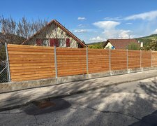Sichtschutz aus Bohlen mit U-Stahl Profil Pfosten wurde in Lucens von Swissclôture Nord Vaudois, Pomy im Jahr 2025 erstellt.