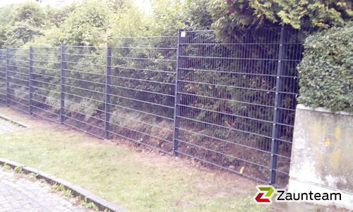 Doppelstabmatten schwer feuerverzinkt und anthrazit beschichtet mit Pfosten 60 x 40 mit Abdeckleisten einbetoniert wurde in Duingen von Zaunteam Weser-Leine, Salzhemmendorf im Jahr 2020 erstellt.