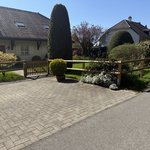 Halbrundlattenzaun mit Lärchenkantpfosten braun wurde in Chéserex von Swissclôture Genève, Bellevue im Jahr 2025 erstellt.