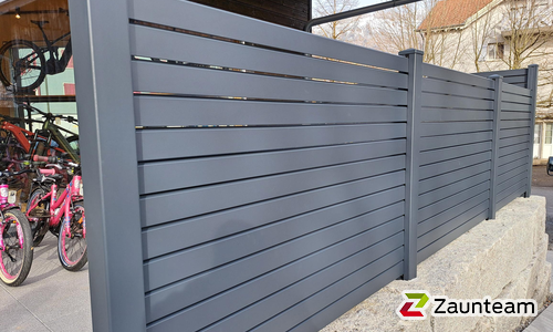Alu Systemprofil in anthrazit mit Aluminiumpfosten vierkant 60 x 60 mm in Aussparung wurde in Grabs von Zaunteam Werdenberg, Werdenberg im Jahr 2026 erstellt.
