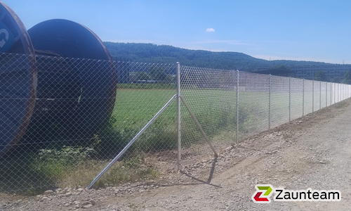 Diagonalgeflecht verzinkt mit Rohrpfosten verzinkt einbetoniert wurde in Birr von Zaunteam Aargau, Egliswil im Jahr 2025 erstellt.