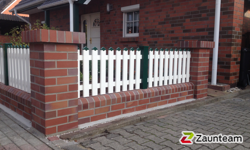 Classic Aluzaun RAL Standardfarbe / Aluminiumpfosten vierkant RAL Standardfarbe einbetoniert wurde in Neuenkirchen von Zaunteam Pasewalk, Pasewalk im Jahr 2016 erstellt.