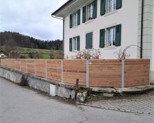 Sichtschutz aus Bohlen mit U-Stahl Profil Pfosten wurde in Seon von Zaunteam Aargau AG, Egliswil im Jahr 2022 erstellt.