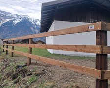 Bohlenzaun mit Lärchenkantpfosten braun wurde in Ringgenberg von Zaunteam Berner Oberland, Ringgenberg im Jahr 2026 erstellt.
