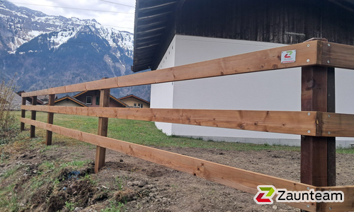 Bohlenzaun mit Lärchenkantpfosten braun wurde in Ringgenberg von Zaunteam Berner Oberland, Ringgenberg im Jahr 2026 erstellt.