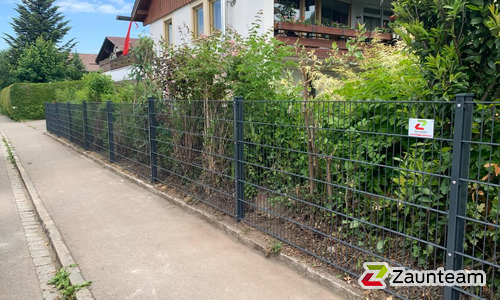 Doppelstabmatten schwer vorverzinkt und anthrazit beschichtet mit Pfosten 60 x 40 mit Abdeckleisten einbetoniert wurde in Lindenberg von Zaunteam Allgäu, Bad Hindelang - Unterjoch im Jahr 2022 erstellt.
